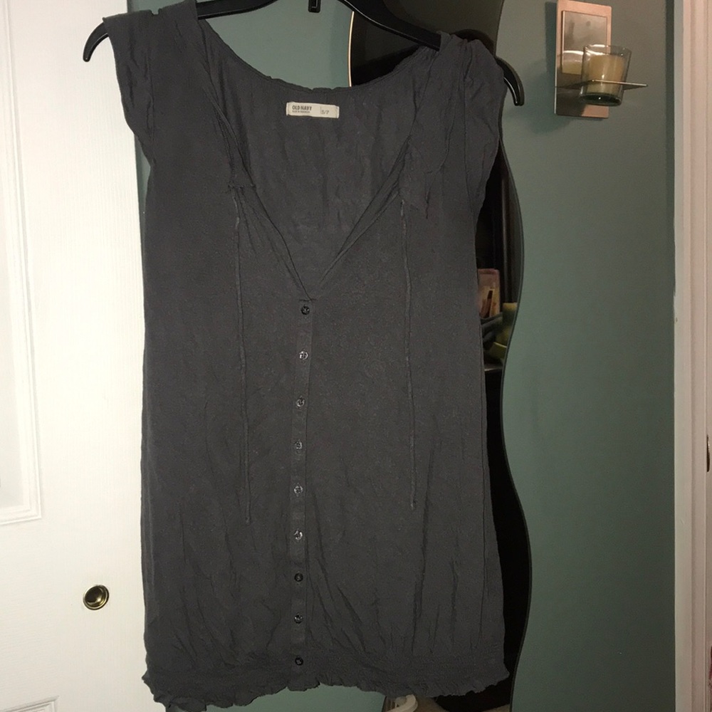 Grey shirt that tightens at the bottom